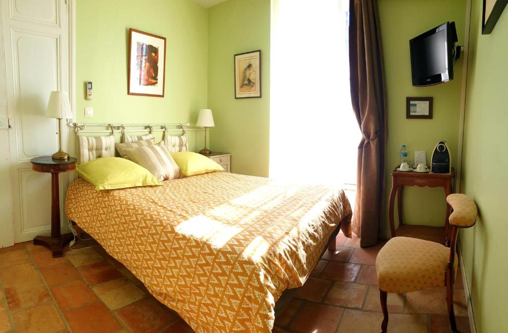 A bed or beds in a room at Alcôve Marine