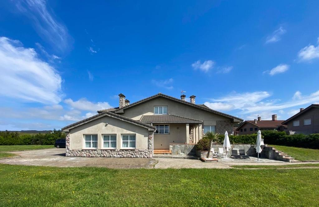 una casa con un césped verde delante de ella en Villa Erbosa, en El Campo