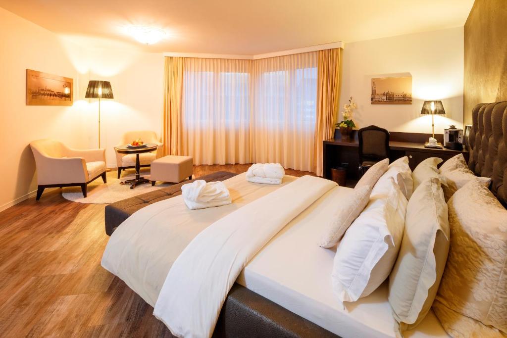 Una cama o camas en una habitación de Business Hotel First