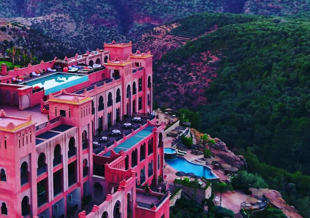 uma vista aérea de um edifício com piscina em Borj Des Cascades & Spa em Ouzoud