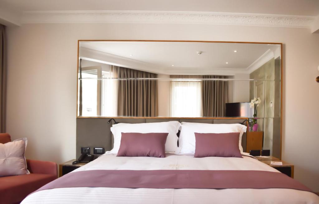 A bed or beds in a room at Giulia Albérgo Hotel