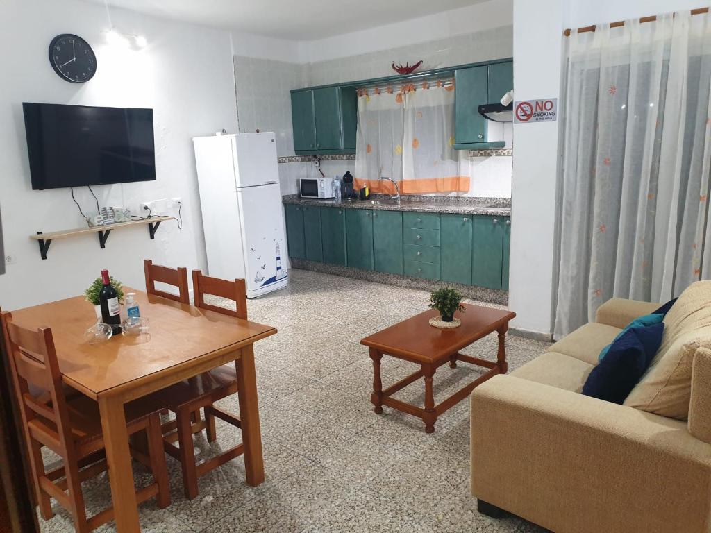uma sala de estar com um sofá e uma mesa em Rinconcito El Tablado em Güimar