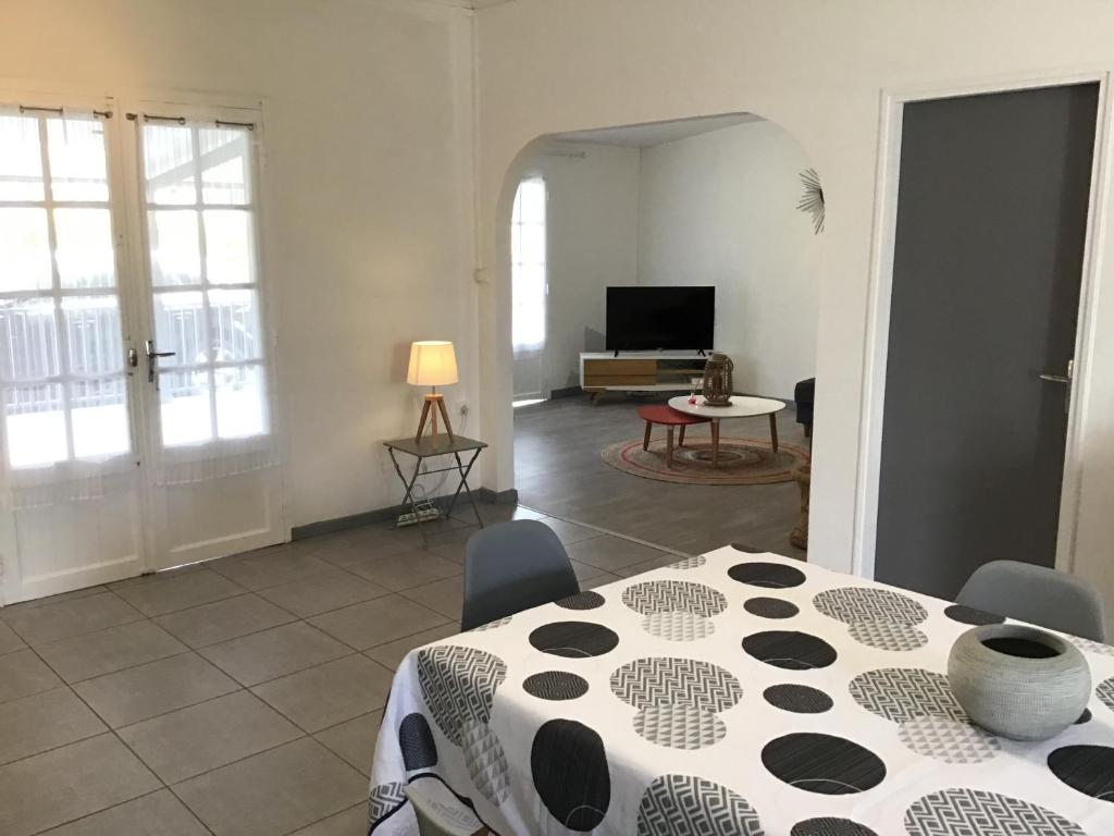 een woonkamer met een tafel en een televisie bij La Case Michou, calme et confort in La Plaine des Palmistes