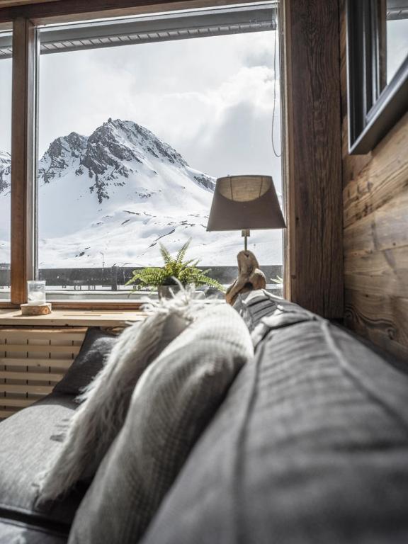 - une chambre avec vue sur une montagne enneigée dans l'établissement Magnifique Duplex Oneigedor Départ ski aux pieds et vue montagne, à Tignes