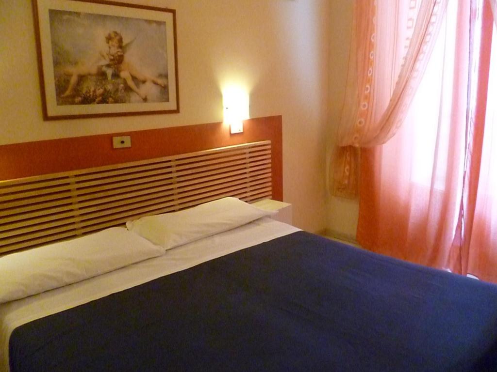 Postel nebo postele na pokoji v ubytování Hotel Pensione Romeo