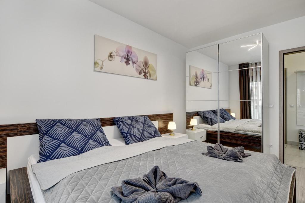 ブダペストにあるVision Apartments Budapestのベッドルーム(大型ベッド1台、鏡付)