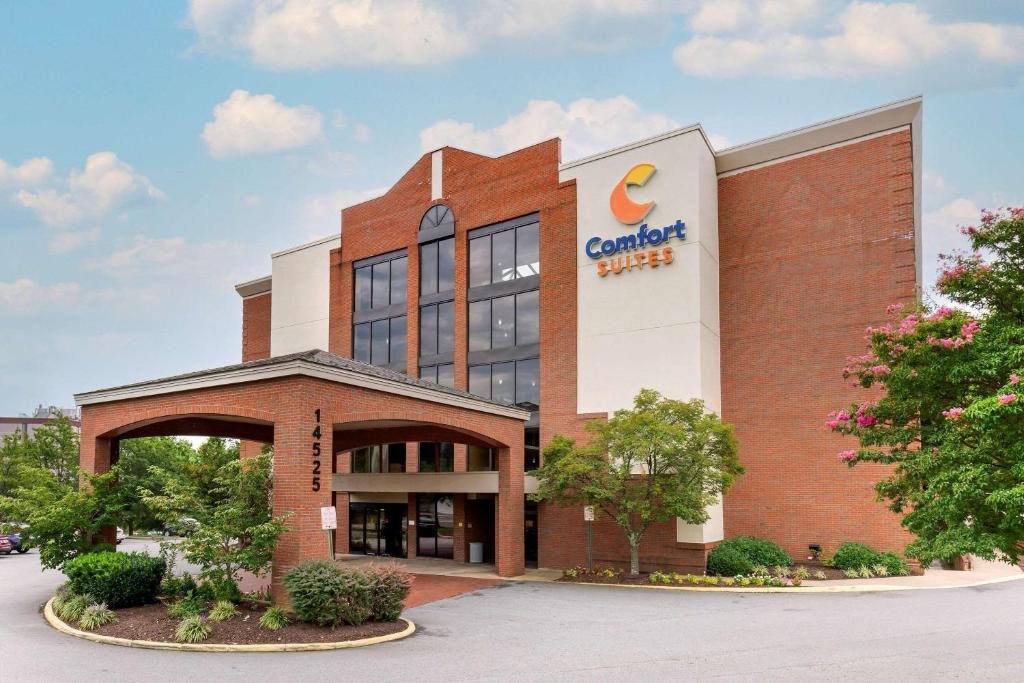 a rendering of the exterior of a cranberry hotel at Comfort Suites Near Potomac Mills in Woodbridge