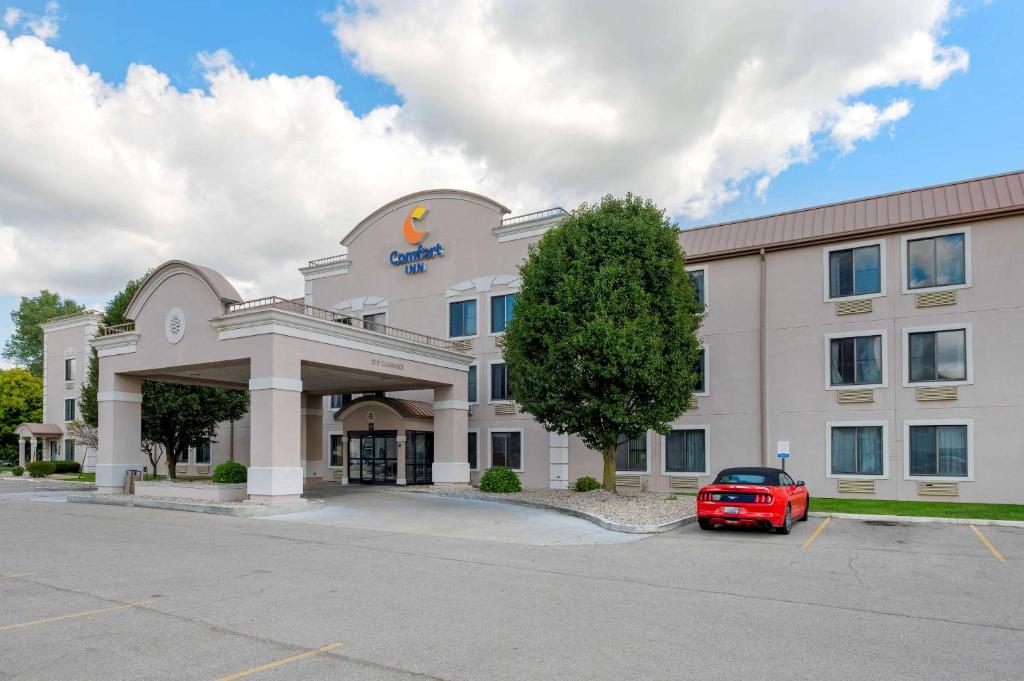 a hotel with a red car parked in front of it at Comfort Inn Anderson South in Anderson