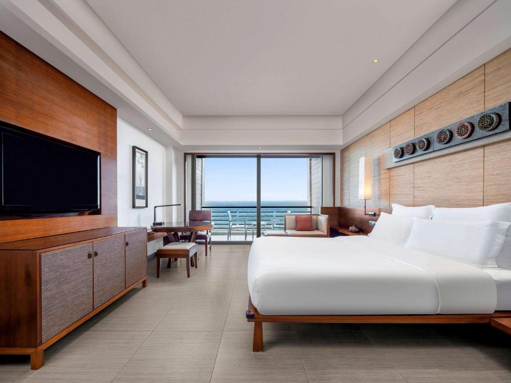TV a/nebo společenská místnost v ubytování Pullman Oceanview Sanya Bay Resort & Spa