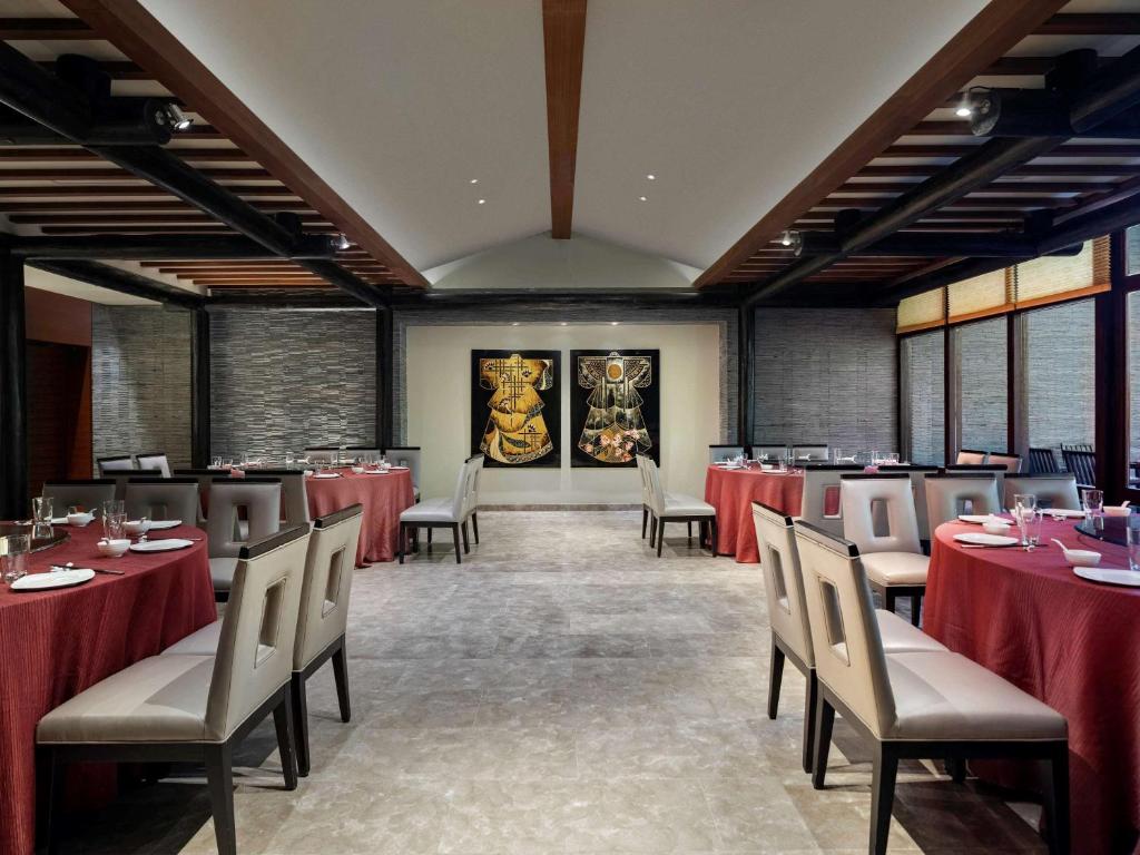 Restaurace v ubytování Pullman Oceanview Sanya Bay Resort & Spa