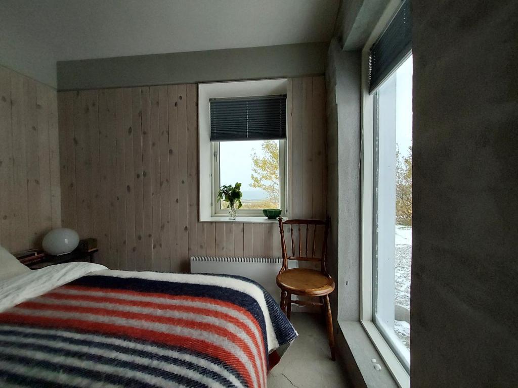Rúm í herbergi á Guesthouse Nýp