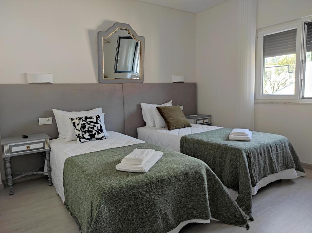 Hall 92 Quartos com WC em moradia com piscina A-das-Lebres Loures - Tweelingzaal