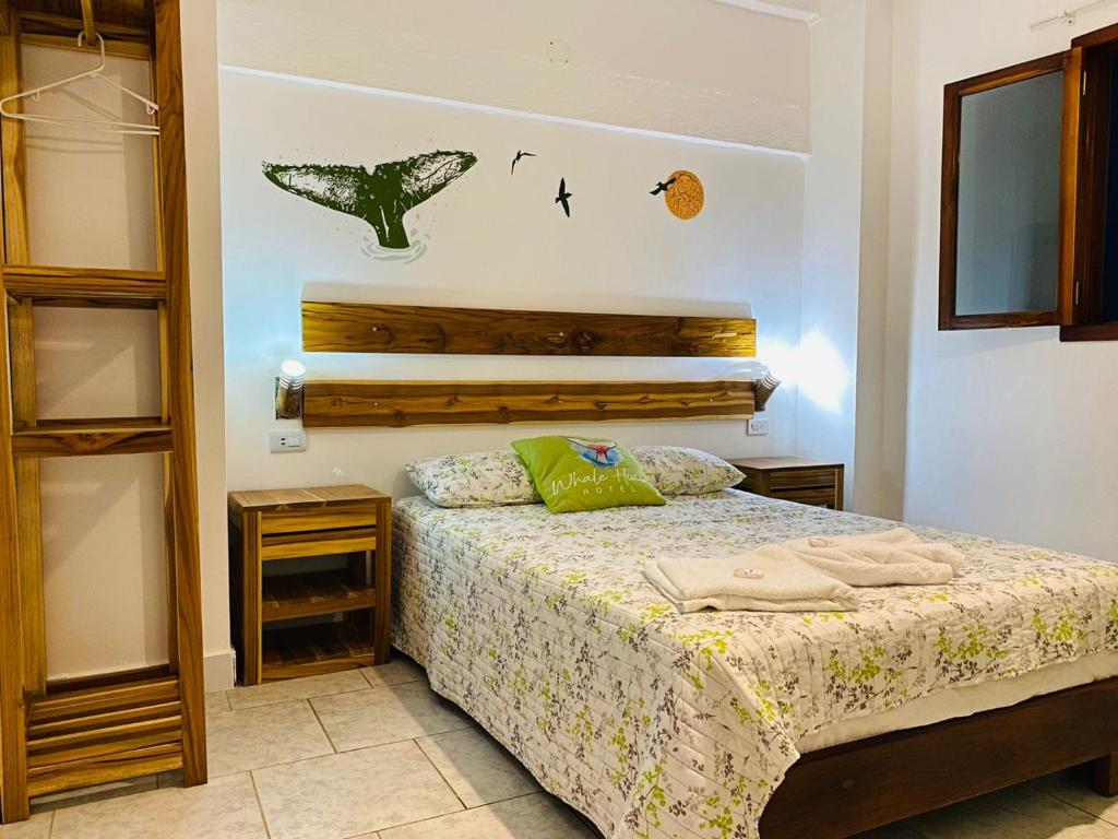 Postel nebo postele na pokoji v ubytování Whale House Hotel