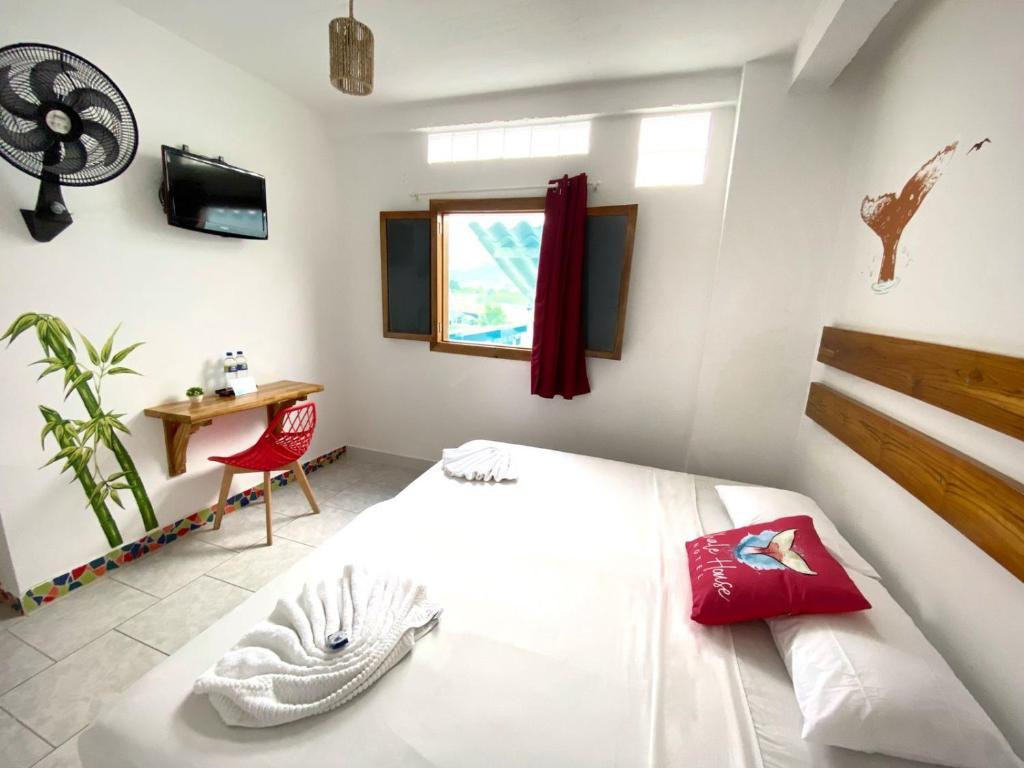 Postel nebo postele na pokoji v ubytování Whale House Hotel