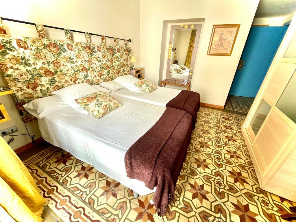 A bed or beds in a room at Hotel Conde de Cárdenas