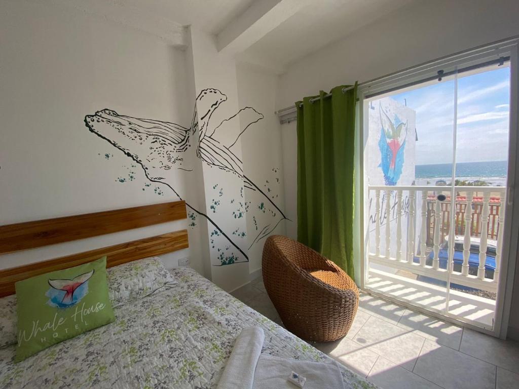 Postel nebo postele na pokoji v ubytování Whale House Hotel