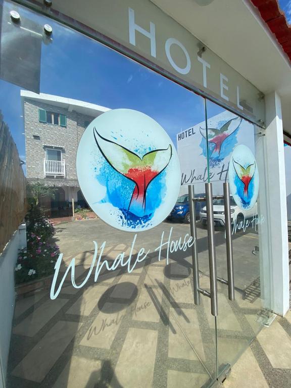 Certifikát, hodnocení, plakát nebo jiný dokument vystavený v ubytování Whale House Hotel