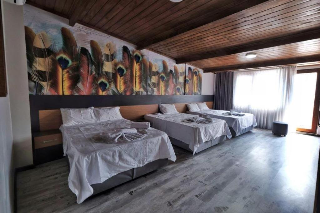 Postel nebo postele na pokoji v ubytování Victorious Hotel