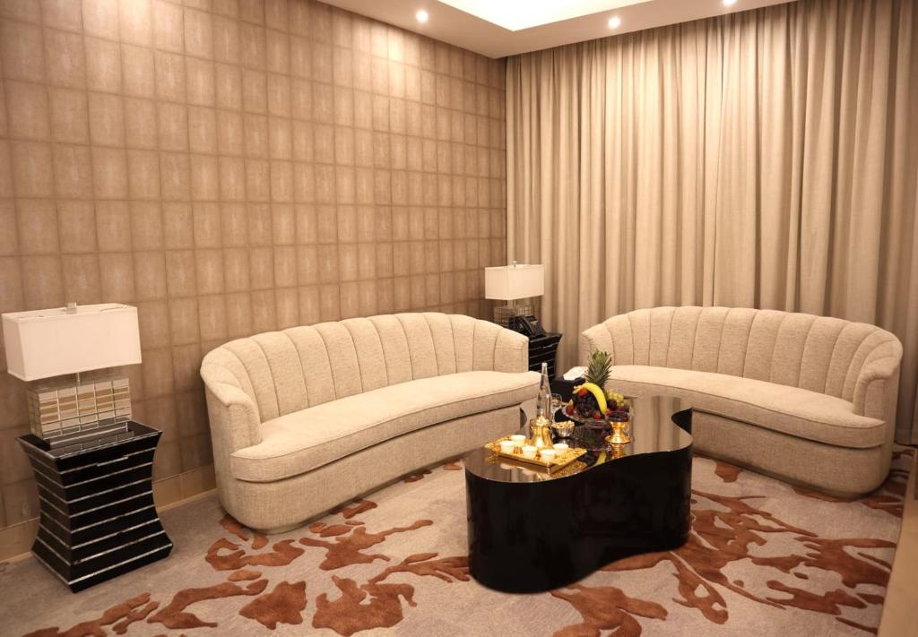 Sarwat Park Hotel Riyadh - Diplomatic Quarter - King Suite Met Balkon