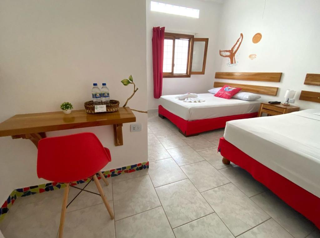 Postel nebo postele na pokoji v ubytování Whale House Hotel