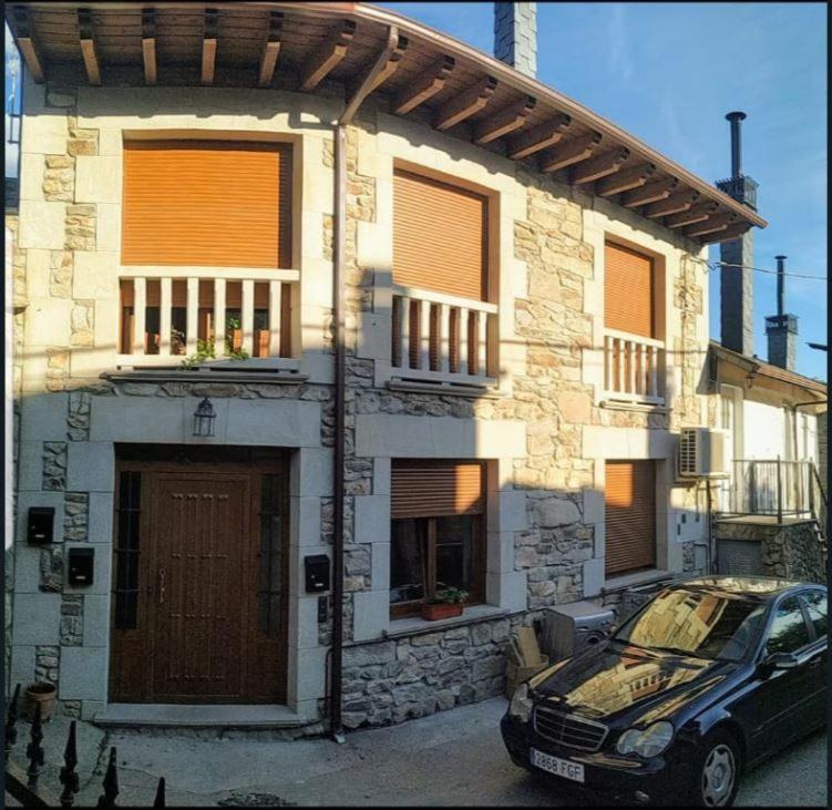 un coche aparcado frente a una casa en Casa Cesar, en Lubián