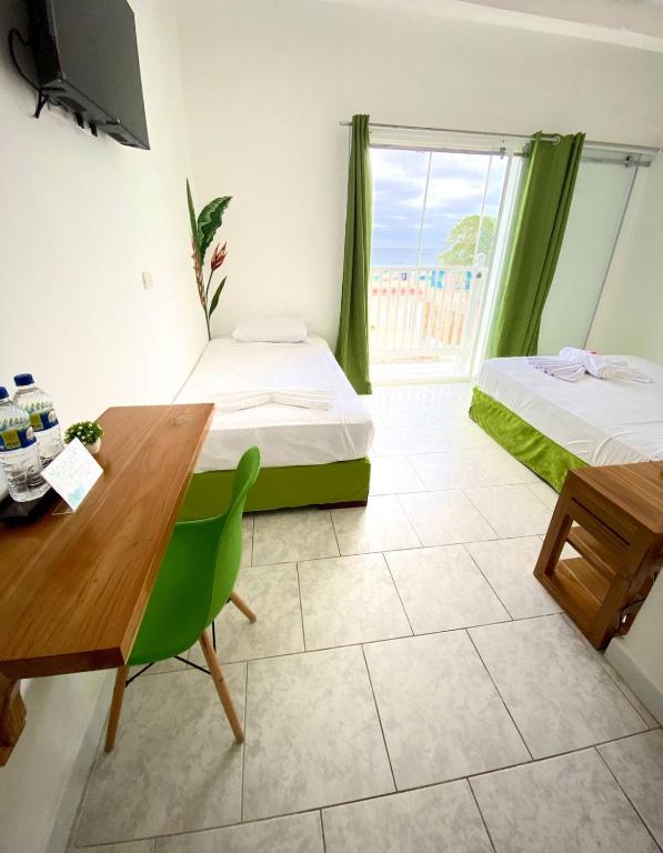 Postel nebo postele na pokoji v ubytování Whale House Hotel