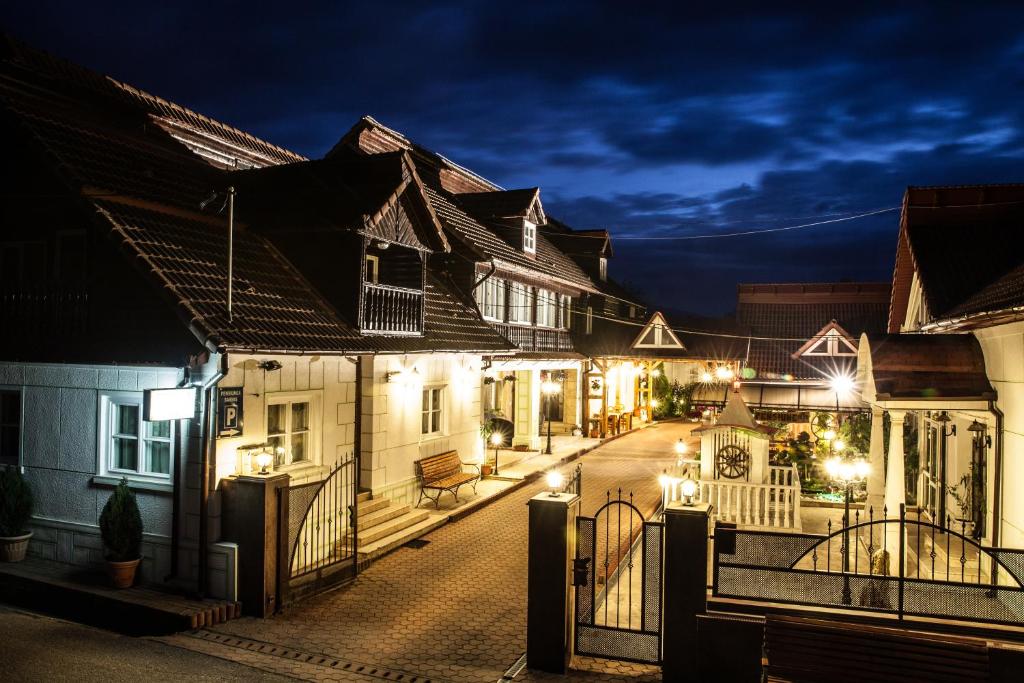 ein Gebäude mit Lichtern in der Nacht in der Unterkunft Pensiunea Sarmis in Sarmizegetusa