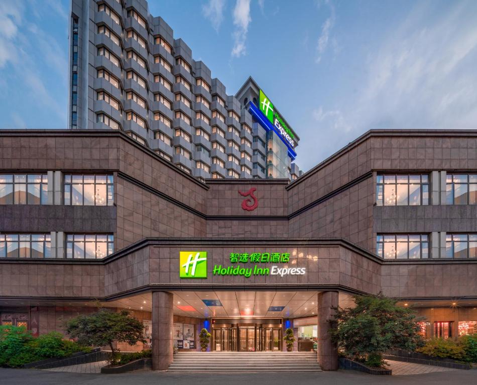 un edificio de hotel con un cartel delante en Holiday Inn Express Nanchang Bayi Square, an IHG Hotel en Nanchang