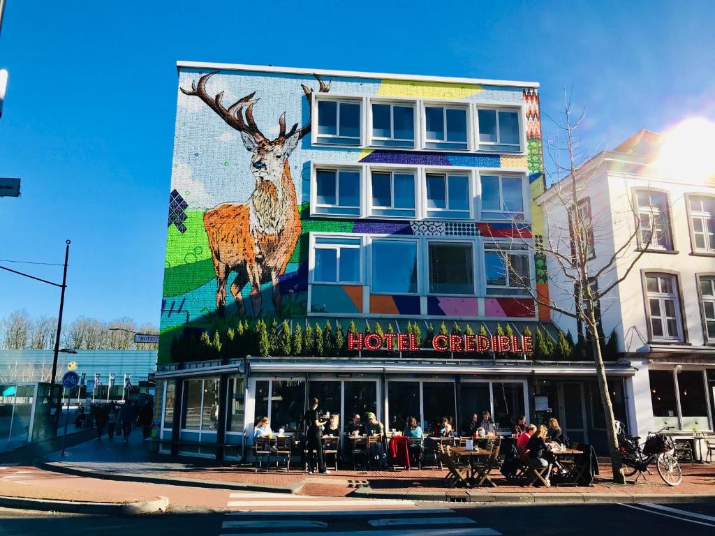 ein Gebäude mit einem Gemälde eines Hirsches darauf in der Unterkunft Hotel Credible in Nijmegen