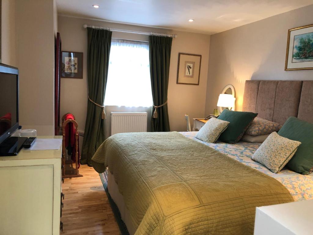 ein Schlafzimmer mit einem großen Bett und einem Fenster in der Unterkunft Helena Host Family in London