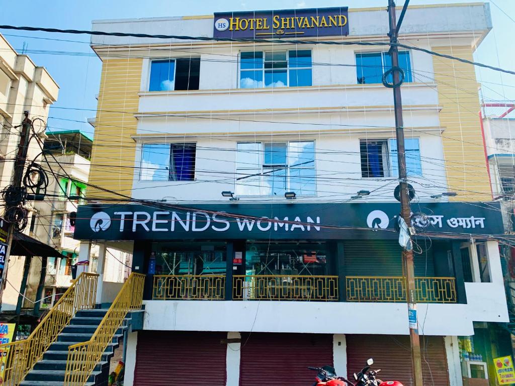 un hotel con un cartel en la parte delantera de un edificio en Hotel Shivanand en Siliguri