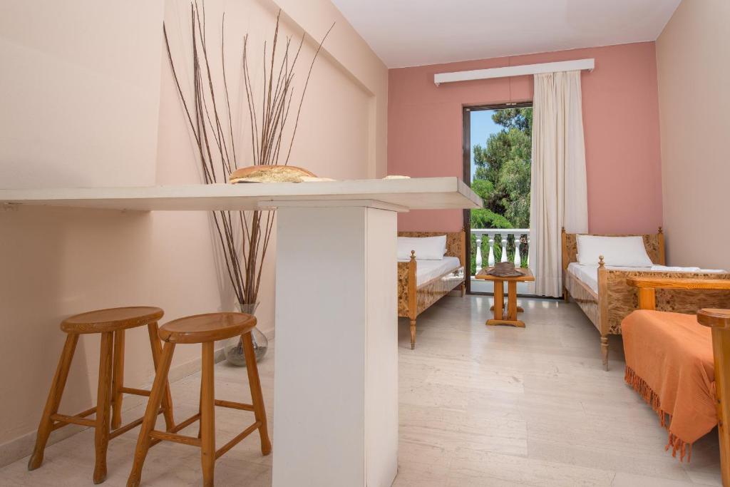 Helen & Theo Studios - 15