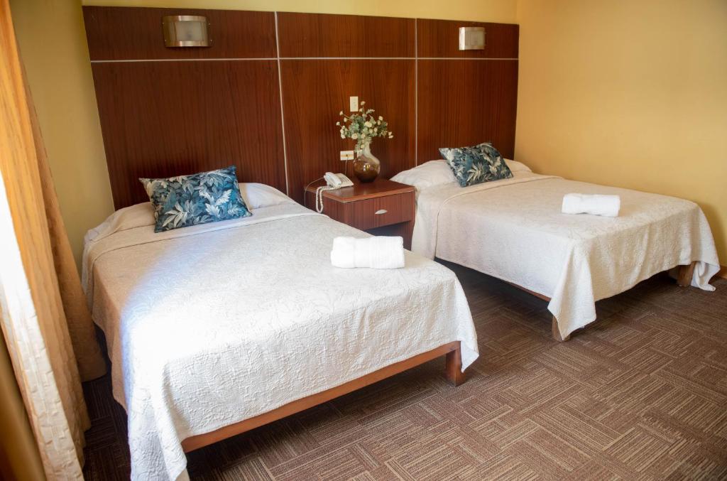 Postel nebo postele na pokoji v ubytování Cresta Inn