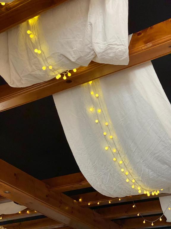 Postel nebo postele na pokoji v ubytování Albergue Jakue