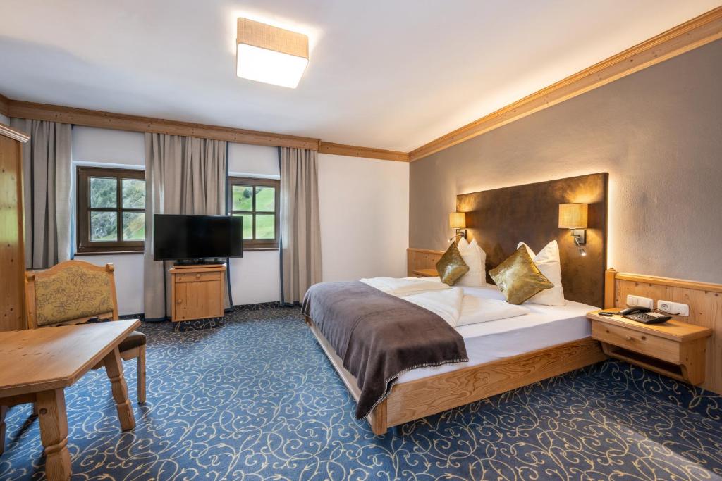 Televiisor ja/või meelelahutuskeskus majutusasutuses Naturhotel Hüttenwirt im Grossarltal