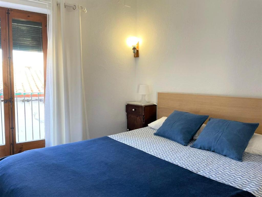 A bed or beds in a room at UNIÓ - Apartamento en el casco antiguo