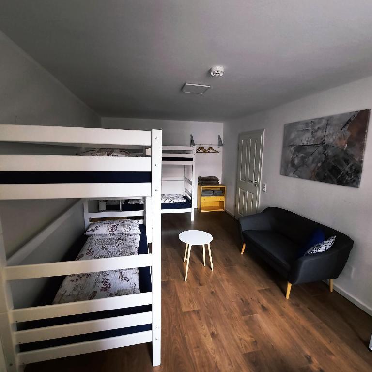 ROOMS in SHARED HOUSE SAARBRUCKEN Center - Classic Quadruple Room
