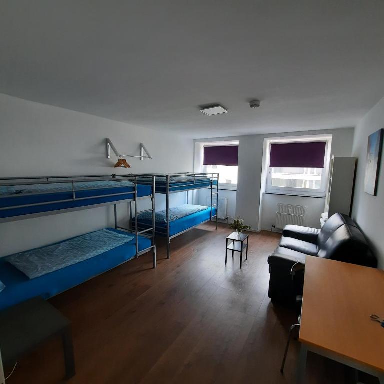 ROOMS in SHARED HOUSE SAARBRUCKEN Center - Classic Quadruple Room