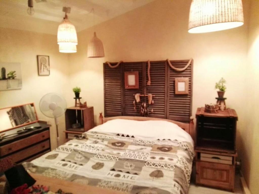 1 dormitorio con 1 cama grande y cabecero de madera en 3 bedrooms villa with terrace and wifi at Acquaviva Platani, en Acquaviva Platani