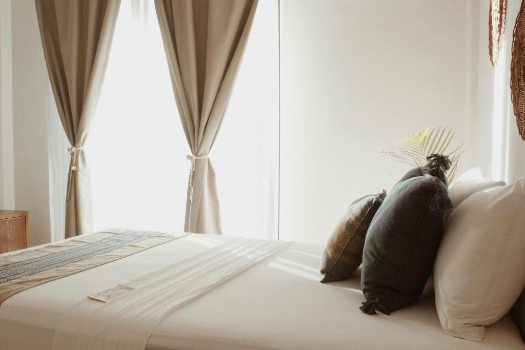 Postel nebo postele na pokoji v ubytování Noah Beach Hotel & Suites