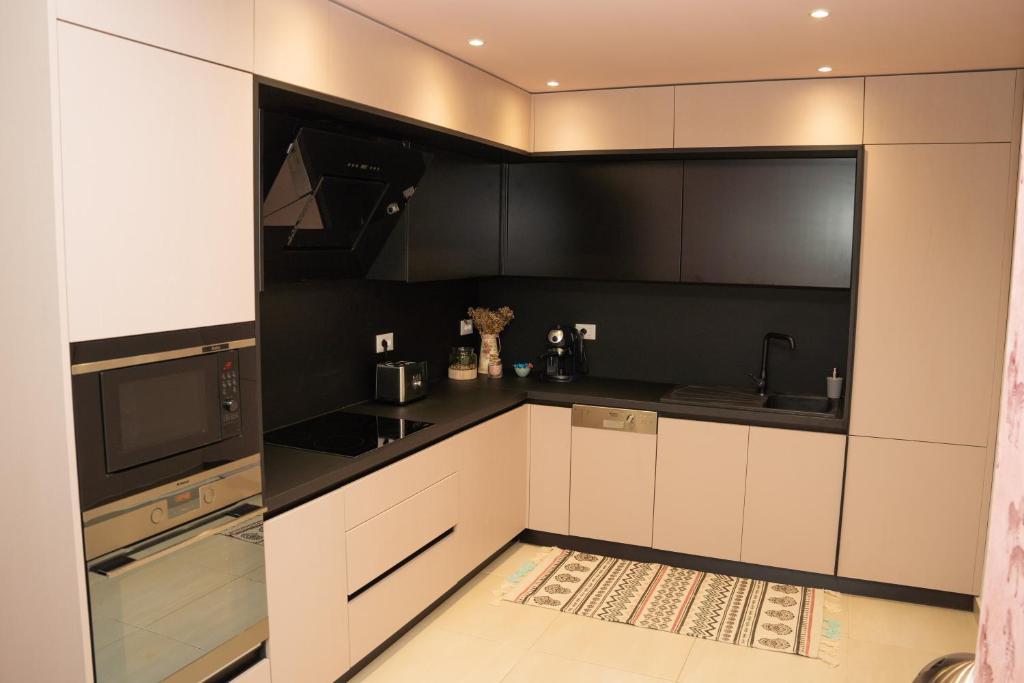 New Bazaar stylish apartment in Tirana’s heart - Image 11