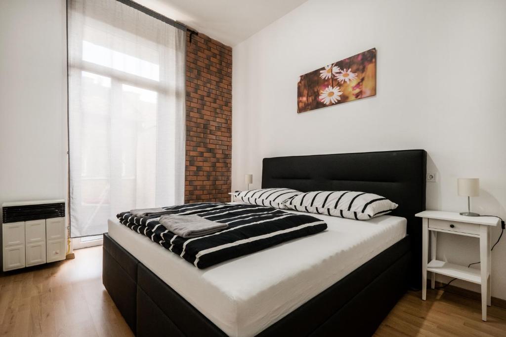 Posteľ alebo postele v izbe v ubytovaní Jacuzzi and privacy with 2 balconies and FREE garage
