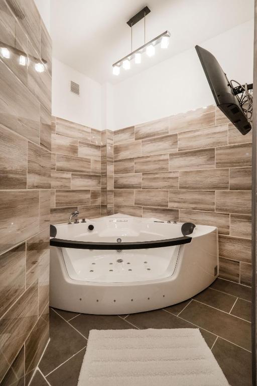 Kúpeľňa v ubytovaní Jacuzzi and privacy with 2 balconies and FREE garage