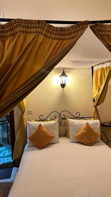 Postel nebo postele na pokoji v ubytování Riad Hôtel Belleville Marrakech