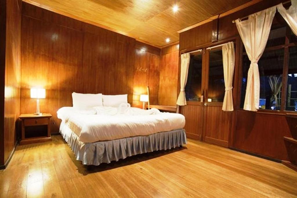 Postel nebo postele na pokoji v ubytování Kirati Beach Resort