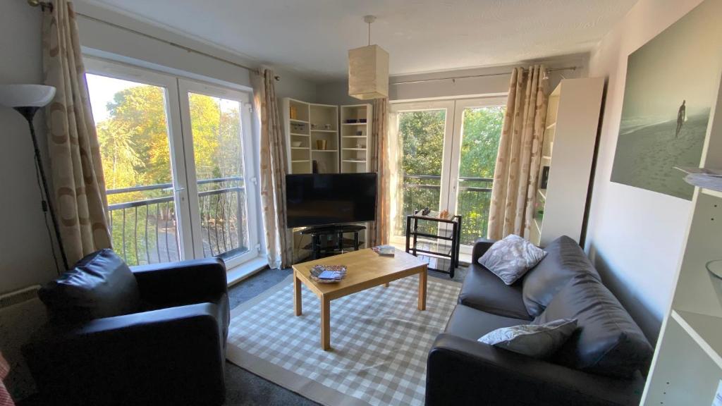 Nice entire 2 Bedroom Apt in City Centre, free parking, Wifi, Netflix