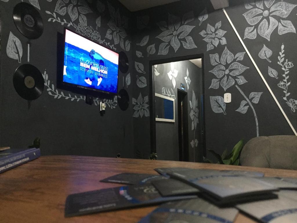 Μια τηλεόραση ή/και κέντρο ψυχαγωγίας στο Camping e Pousada Primavera