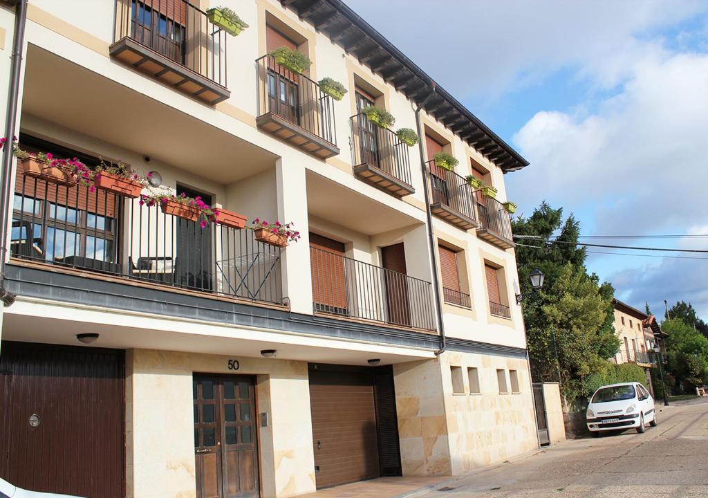 un edificio con balcones y flores en Apartamento Mirador del Pantano2, en Vinuesa