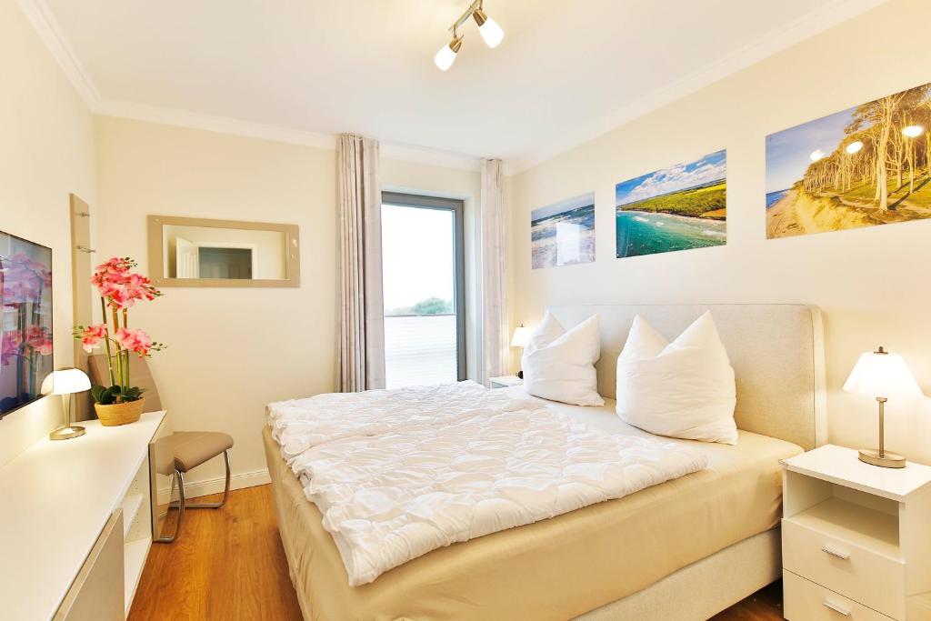 Postel nebo postele na pokoji v ubytování Villa Deichgraf 7 "Ostseeblick"