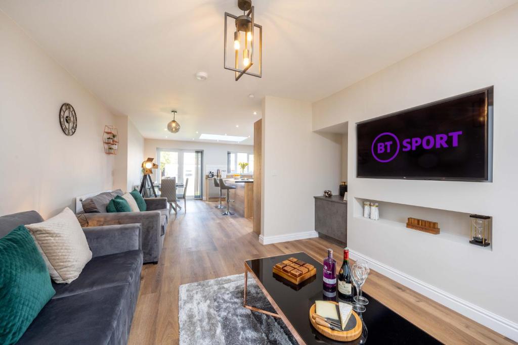 TV a/nebo společenská místnost v ubytování The Oaklands - Luxury spacious 6-bed, near Solihull, Birmingham City, JLR, NEC, Airport, Resorts World, HS2